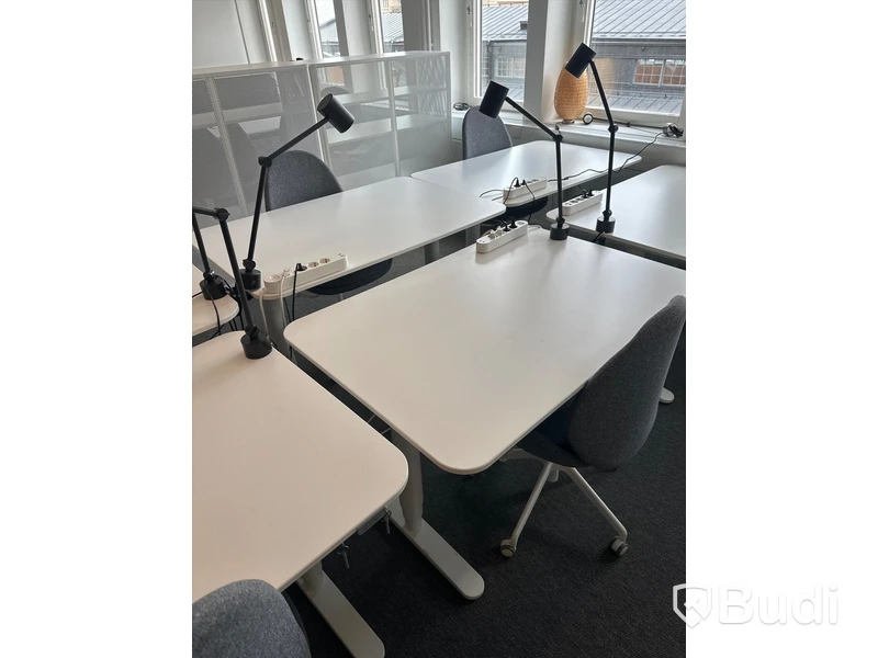 6 st. Höj och sänkbara skrivbord samt 6 st. Kontorsstolar