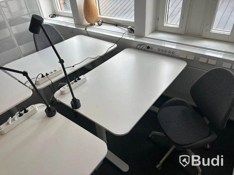 6 st. Höj och sänkbara skrivbord samt 6 st. Kontorsstolar