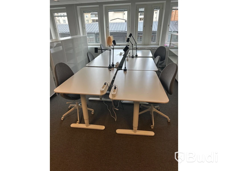 6 st. Höj och sänkbara skrivbord samt 6 st. Kontorsstolar