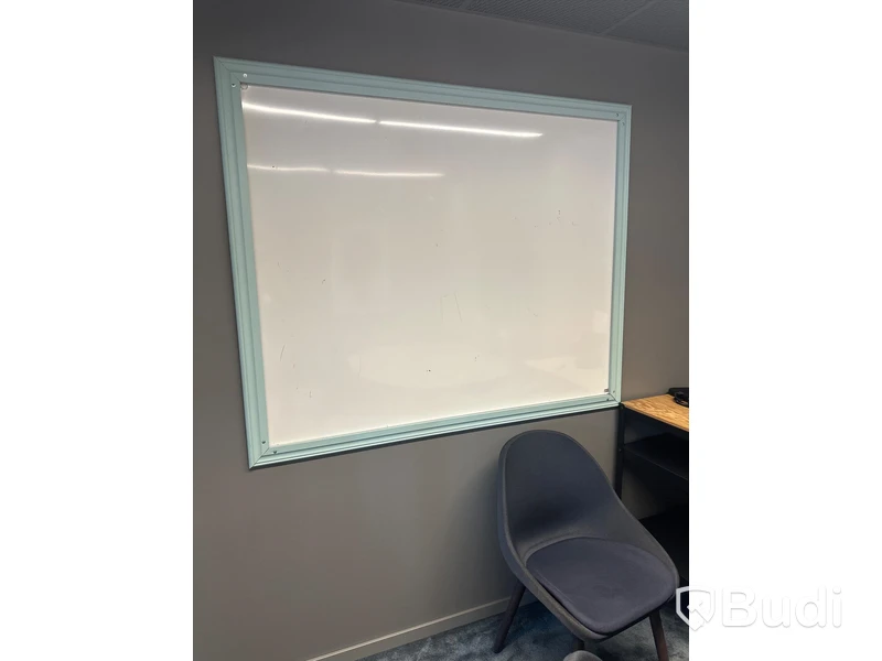 Konferensbord, 5 st. stolar, whiteboard, 2 st. gardiner samt rullbord