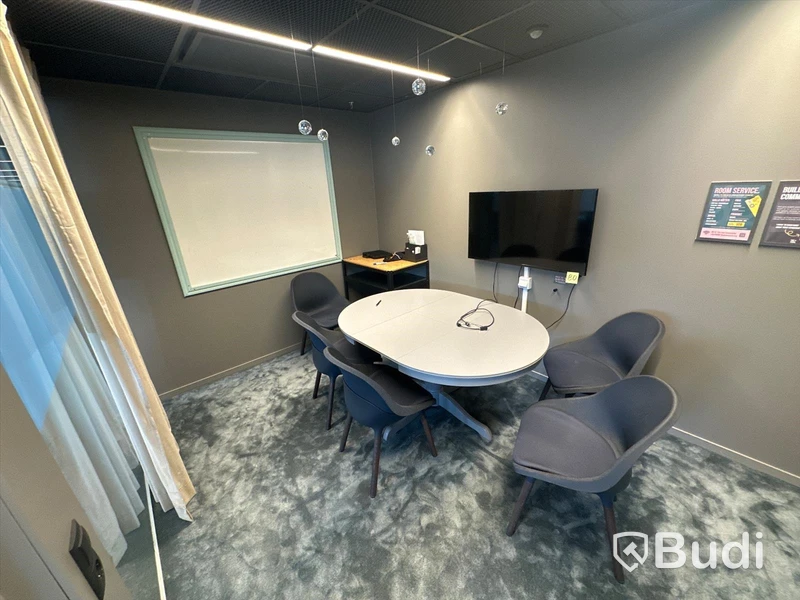 Konferensbord, 5 st. stolar, whiteboard, 2 st. gardiner samt rullbord