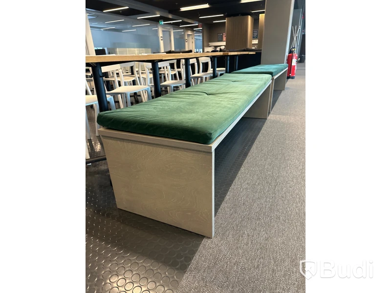 18 st. cafébord, 24 st. stolar samt 4 st. bänkar med dynor