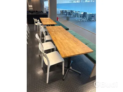 18 st. cafébord, 24 st. stolar samt 4 st. bänkar med dynor