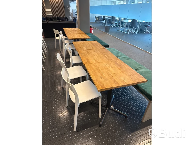 18 st. cafébord, 24 st. stolar samt 4 st. bänkar med dynor