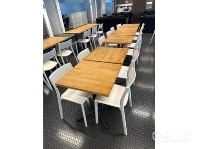 18 st. cafébord, 24 st. stolar samt 4 st. bänkar med dynor