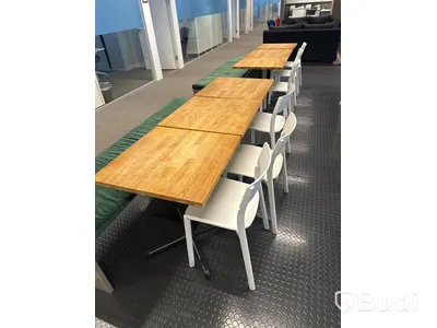 18 st. cafébord, 24 st. stolar samt 4 st. bänkar med dynor