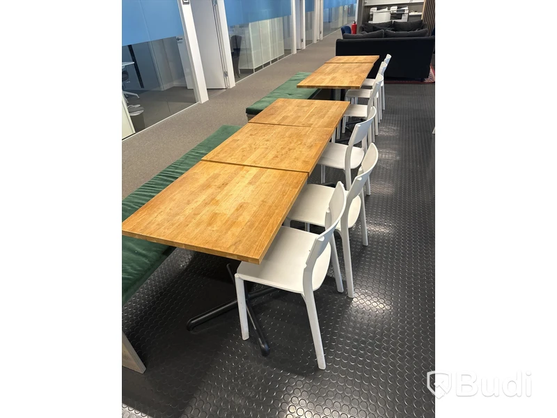 18 st. cafébord, 24 st. stolar samt 4 st. bänkar med dynor
