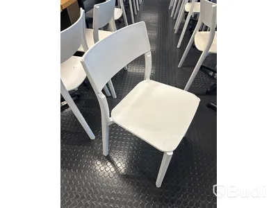 18 st. cafébord, 24 st. stolar samt 4 st. bänkar med dynor