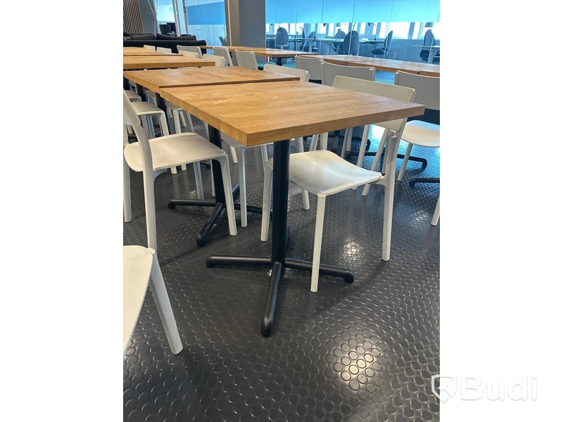 18 st. cafébord, 24 st. stolar samt 4 st. bänkar med dynor