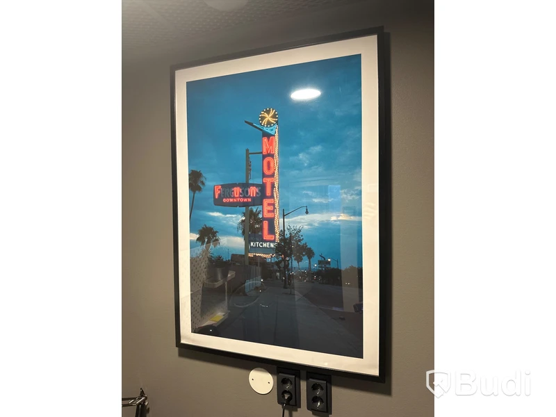 Skrivbord, kontorsstol, bordslampa, ringlight, tavla samt förvaringstavla