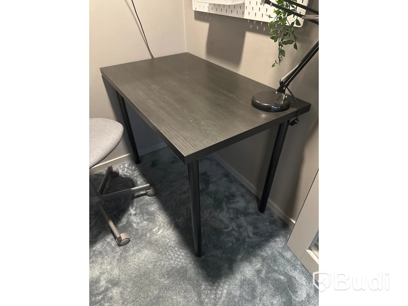 Skrivbord, kontorsstol, bordslampa, tavla samt förvaringstavla