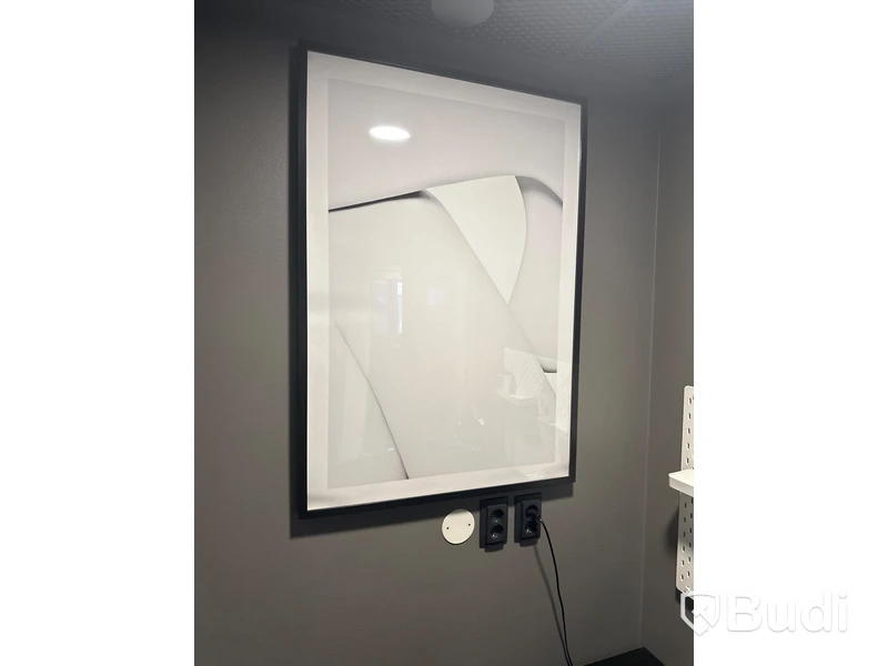 Skrivbord, kontorsstol, bordslampa, tavla samt förvaringstavla