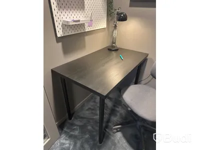Skrivbord, kontorsstol, bordslampa, tavla samt förvaringstavla