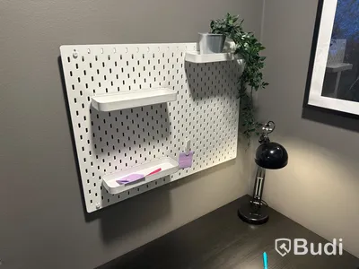 Skrivbord, kontorsstol, bordslampa, tavla samt förvaringstavla