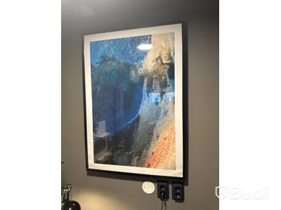 Skrivbord, kontorsstol, bordslampa, tavla samt förvaringstavla