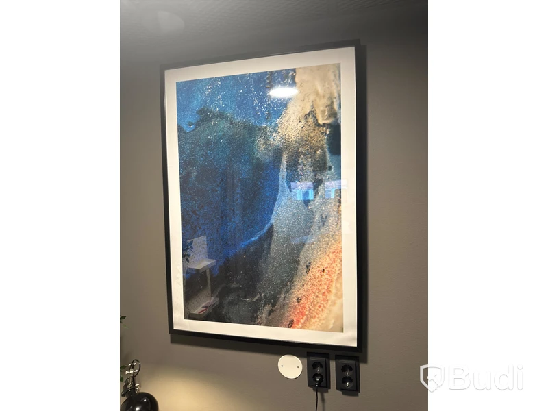 Skrivbord, kontorsstol, bordslampa, tavla samt förvaringstavla