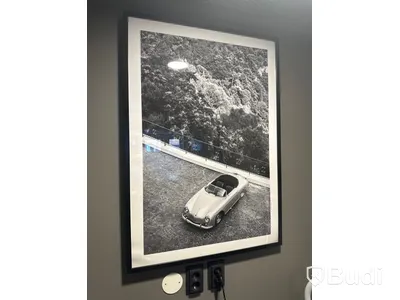 Skrivbord, kontorsstol, bordslampa, ringlight, tavla samt förvaringstavla