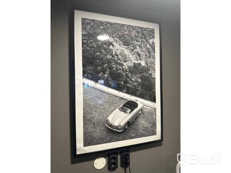 Skrivbord, kontorsstol, bordslampa, ringlight, tavla samt förvaringstavla
