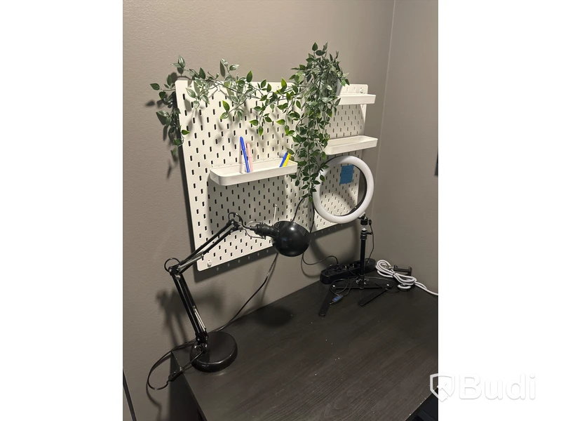 Skrivbord, kontorsstol, bordslampa, ringlight, tavla samt förvaringstavla