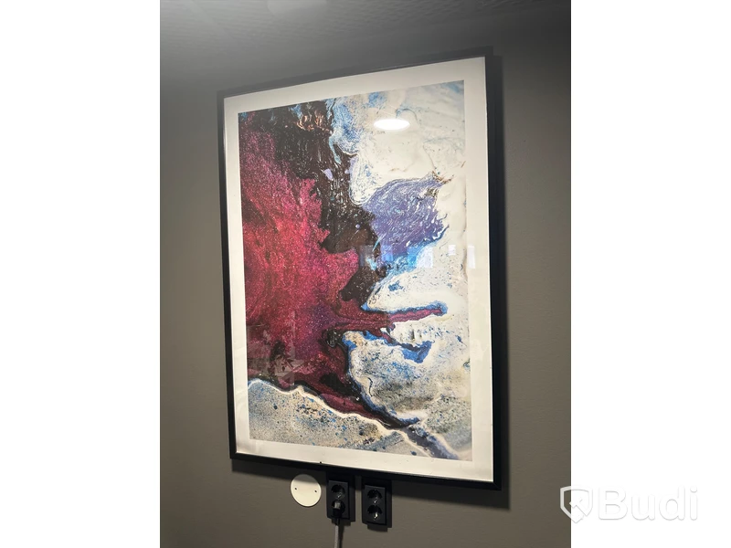 Skrivbord, kontorsstol, bordslampa, ringlight, tavla samt förvaringstavla