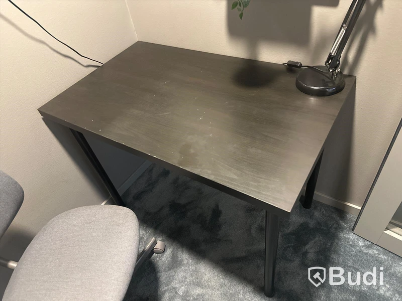 Skrivbord, kontorsstol, bordslampa, tavla samt förvaringstavla