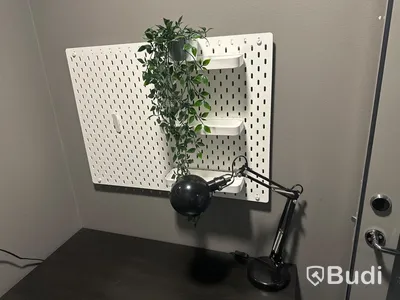 Skrivbord, kontorsstol, bordslampa, tavla samt förvaringstavla