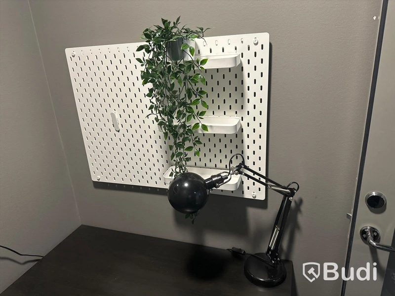 Skrivbord, kontorsstol, bordslampa, tavla samt förvaringstavla