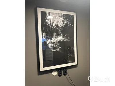 Skrivbord, kontorsstol, bordslampa, tavla samt förvaringstavla