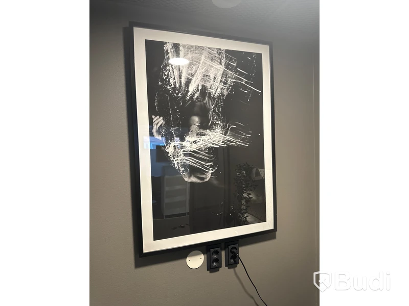 Skrivbord, kontorsstol, bordslampa, tavla samt förvaringstavla