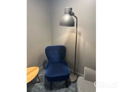 2 st. fåtölj, golvlampa, litet bord samt tavla
