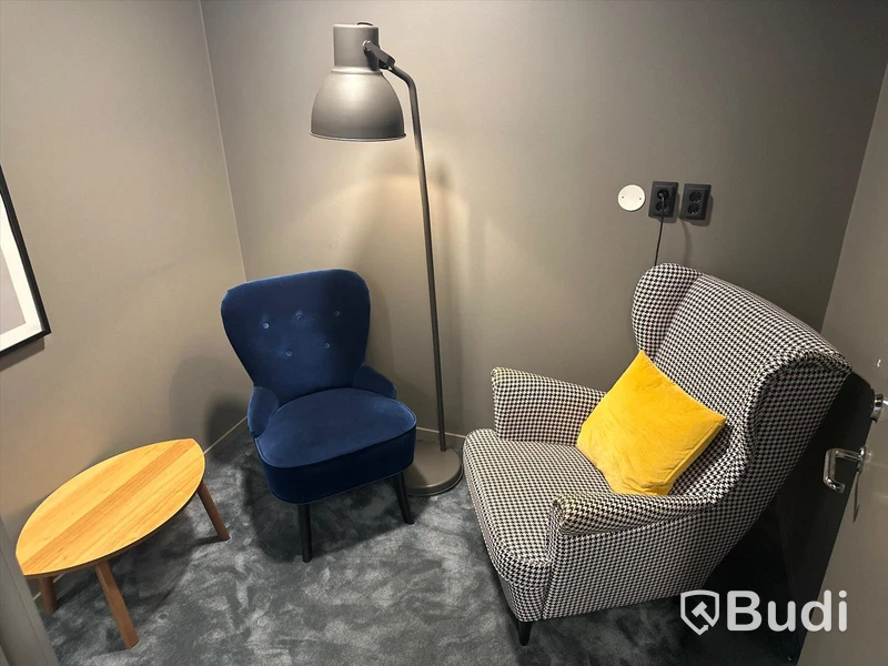 2 st. fåtölj, golvlampa, litet bord samt tavla