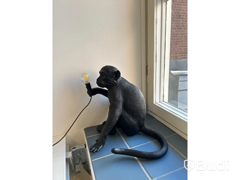 Svart bordslampa