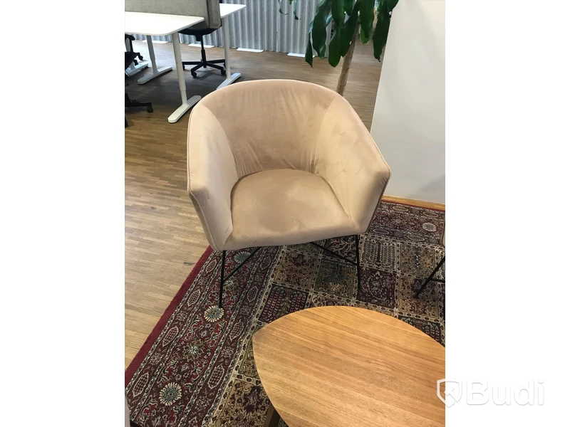4 st. Stolar, soffbord samt matta