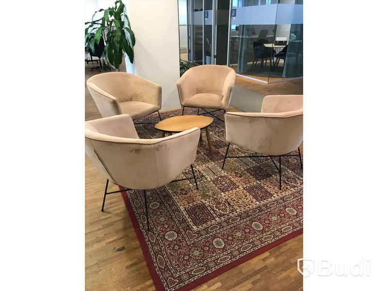 4 st. Stolar, soffbord samt matta