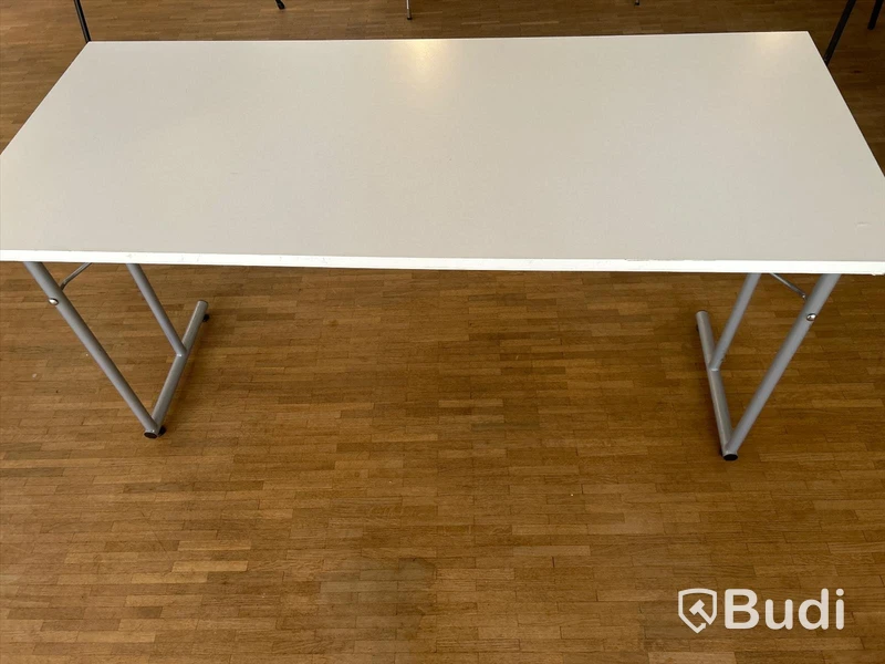 6 st. bord med diverse skador