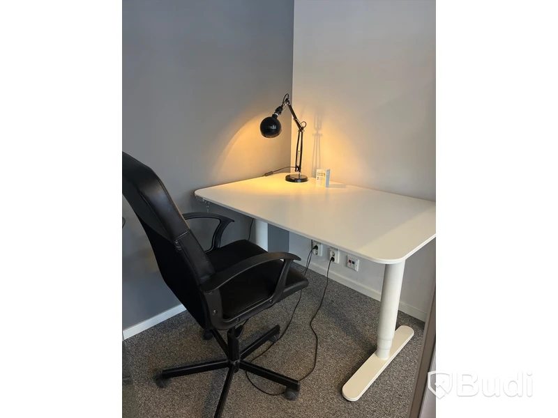 Skrivbord, kontorsstol samt bordslampa