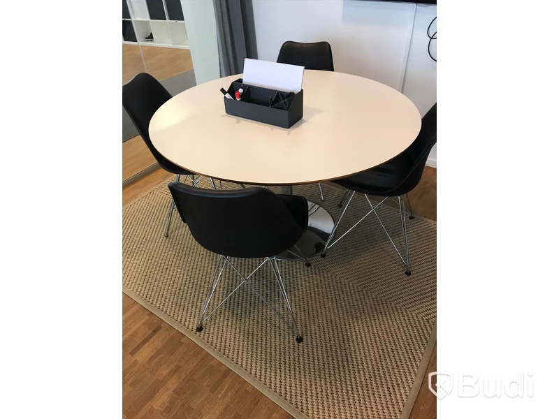Runt konferensbord, 4 st. stolar samt matta