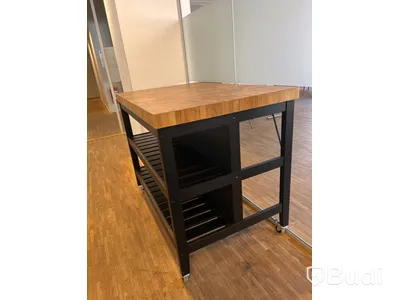 Serveringsvagn med låsbara hjul
