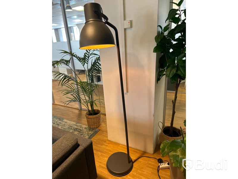 Svart golvlampa
