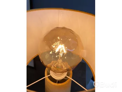 Gul sammetslampa och cykeltavla