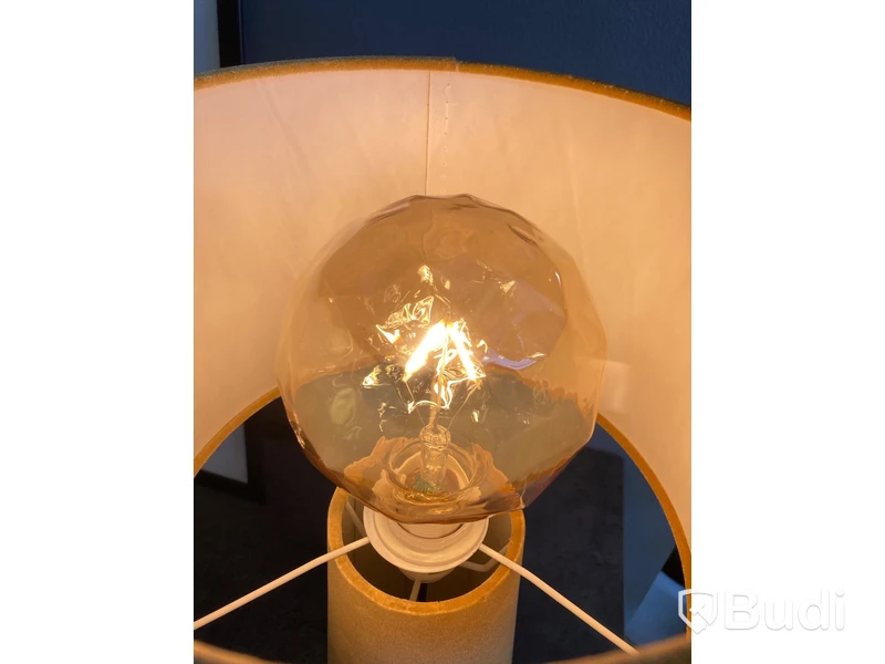 Gul sammetslampa och cykeltavla