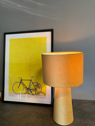 Gul sammetslampa och cykeltavla