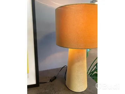 Gul sammetslampa och cykeltavla