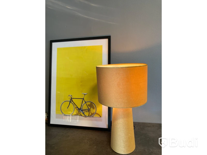 Gul sammetslampa och cykeltavla