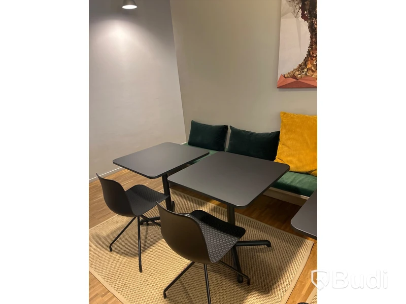 2 st. Cafébord, 2 st. stolar, sittbänk, samt matta