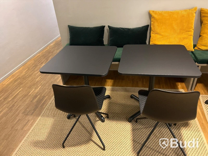 2 st. Cafébord, 2 st. stolar, sittbänk, samt matta