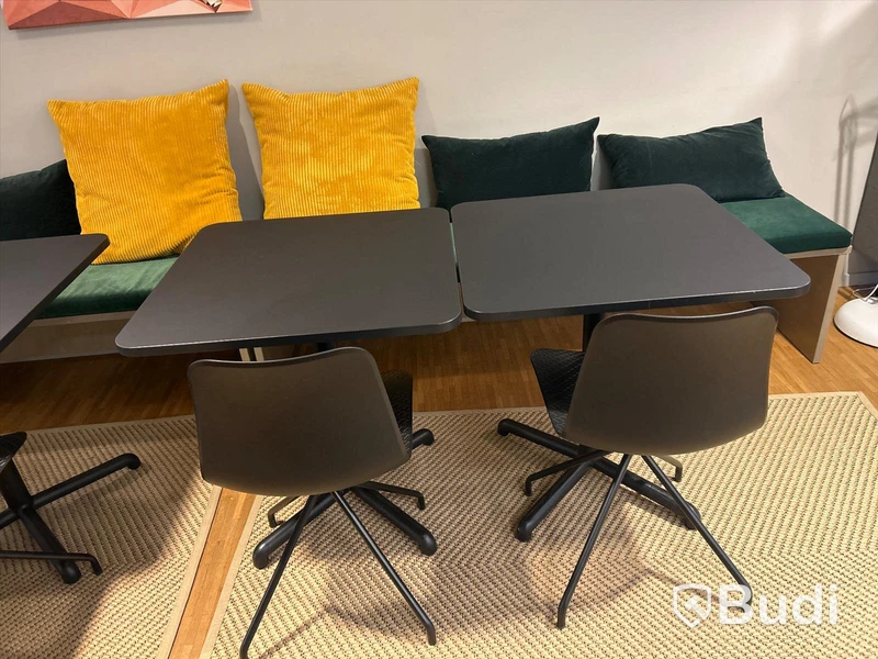 2 st. Cafébord, 2 st. stolar, sittbänk, samt matta