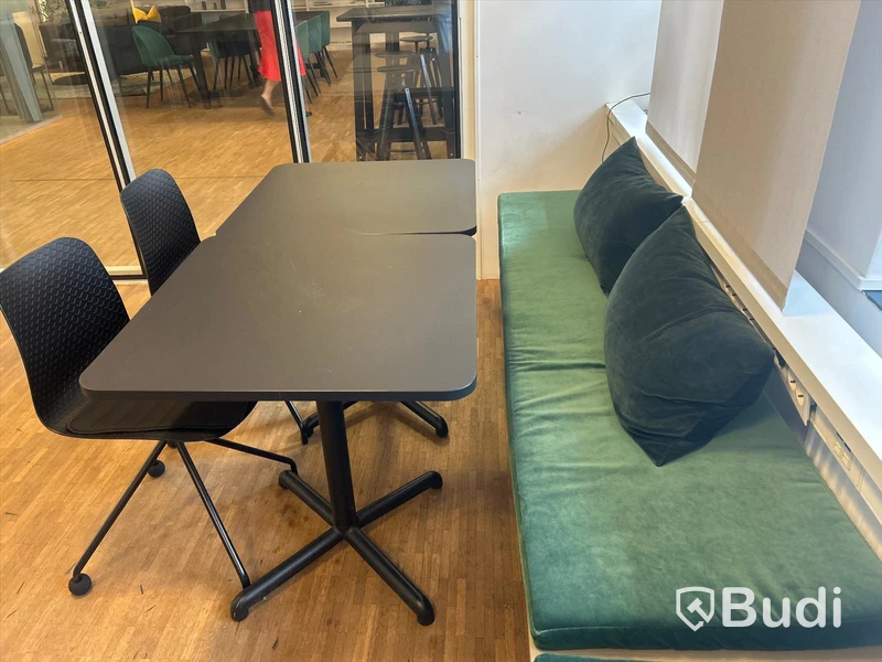 2 st. Cafébord samt 2 st. stolar med sittbänk, inkl. sittdyna och 2 st. kuddar
