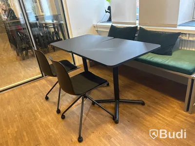 2 st. Cafébord samt 2 st. stolar med sittbänk, inkl. sittdyna och 2 st. kuddar
