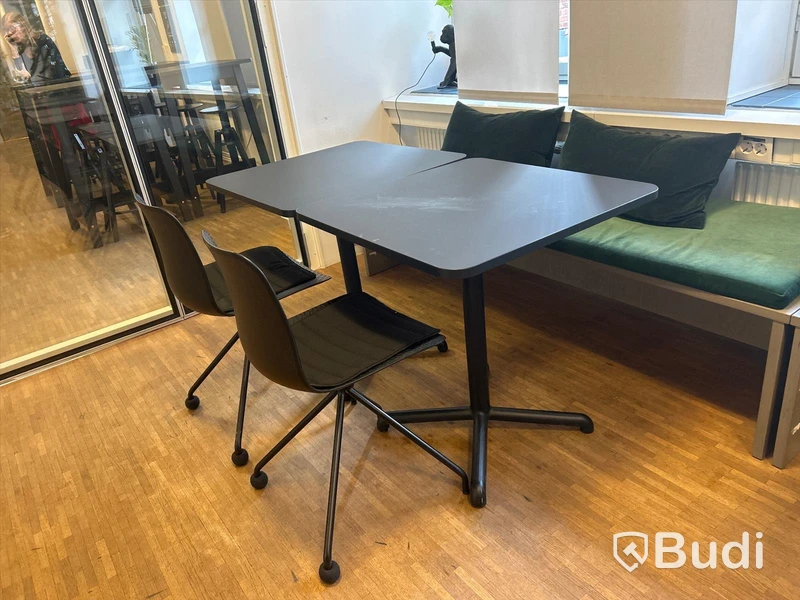 2 st. Cafébord samt 2 st. stolar med sittbänk, inkl. sittdyna och 2 st. kuddar